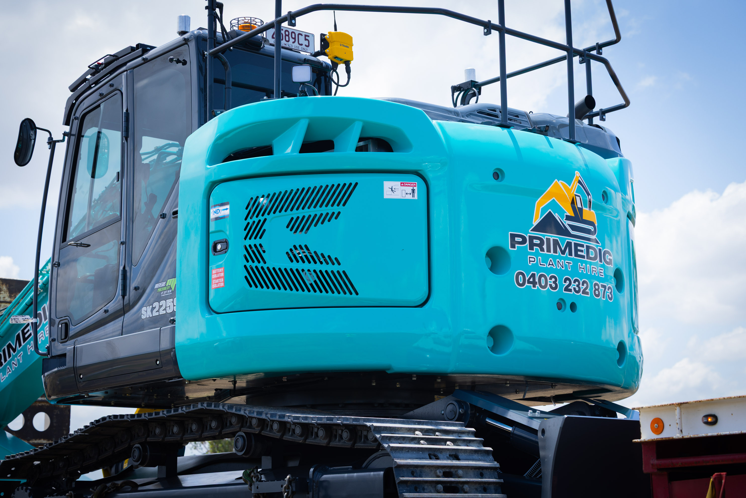 Kobelco SK225SR-7 excavator counterweight with PrimeDig branding and contact number